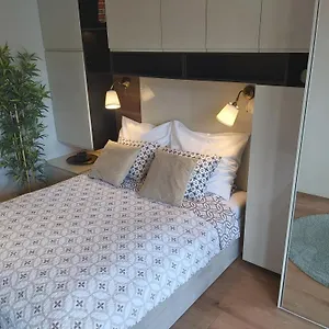 Siedmiogrodzka - Handy Location, Aircon & Garage Free Warschau